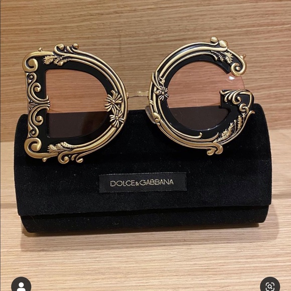 More photos coming soon! Designer inspired statement sunglasses, not authentic - Picture 4 of 6